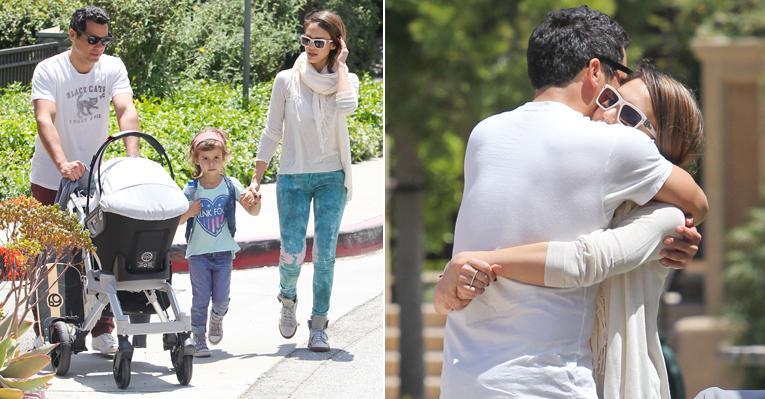 Jessica Alba curte família em parque dos Estados Unidos