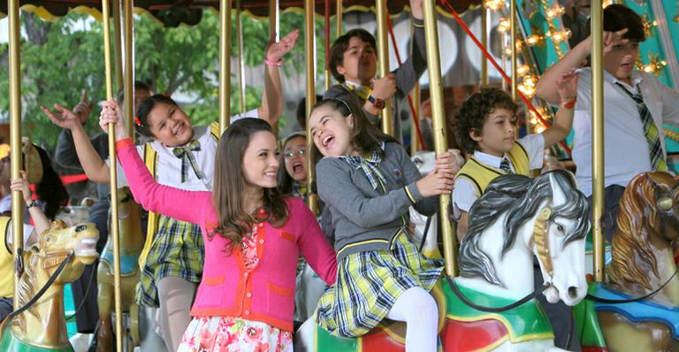 Elenco de Carrossel grava clipe em parque de diversões