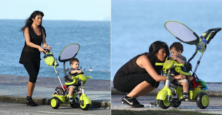 De triciclo, Kauai acompanha a mamãe Daniele Suzuki em caminhada pela orla