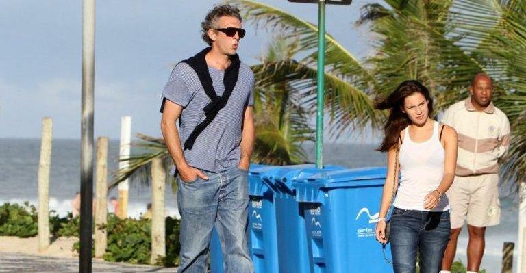 Vincent Cassel passeia pelo Rio acompanhado de uma amiga