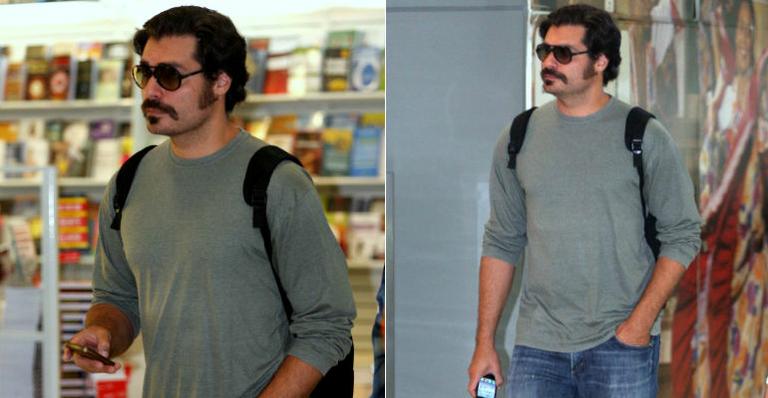 Thiago Lacerda exibe novo visual em aeroporto