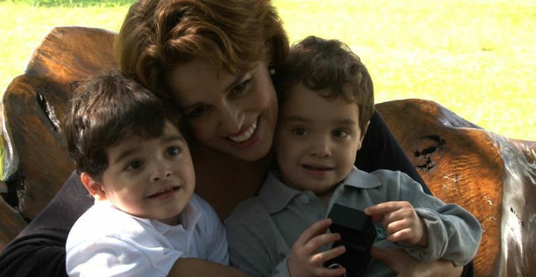 Suzy Rêgo brinca com os filhos gêmeos em loja