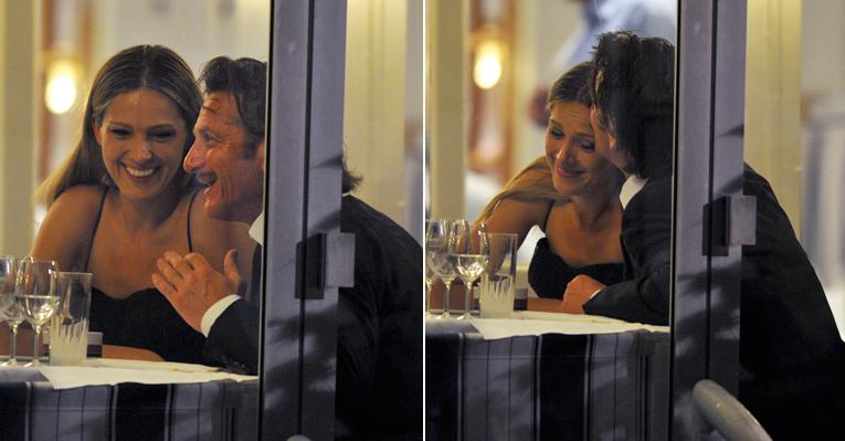 Sean Penn janta ao lado de Petra Nemcova na França