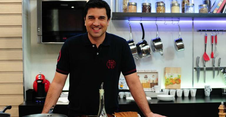Edu Guedes se emociona com homenagem e ganha presente de aniversário no ‘Hoje em Dia’