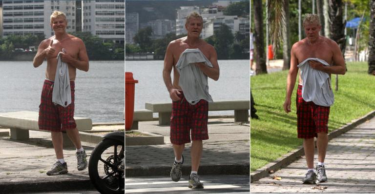 Miguel Falabella caminha no Rio para manter boa forma