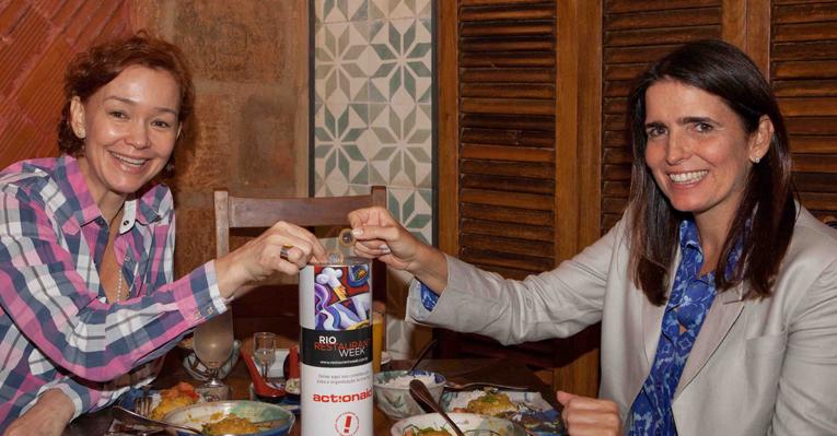 Julia Lemmertz e Malu Mader participam de evento beneficente no Rio