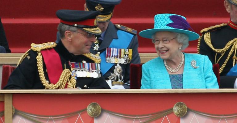 Rainha Elizabeth II assiste à parada de seu Jubileu de Diamante