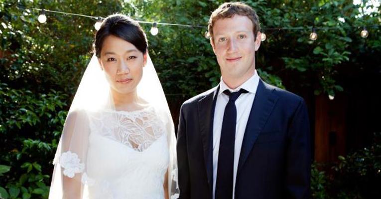 Mark Zuckerberg se casa e anuncia a notícia no Facebook