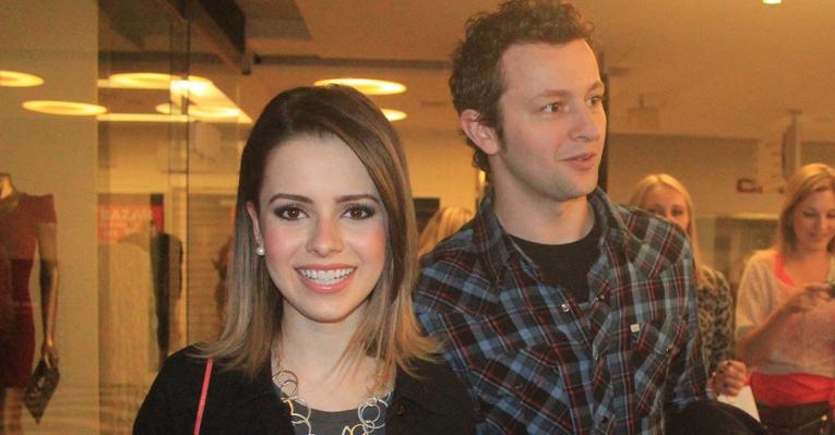 Sandy vai ao teatro com o marido, Lucas Lima
