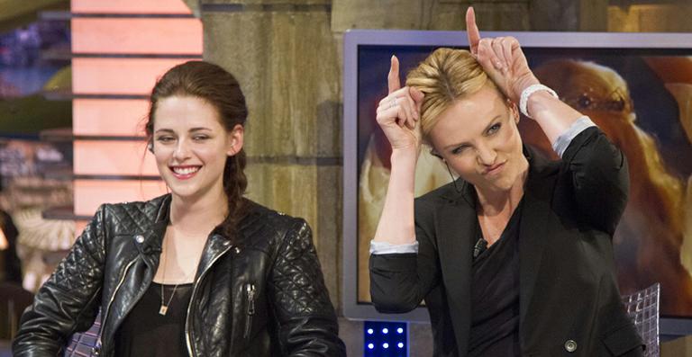 Charlize Theron e Kristen Stewart fazem graça em programa de TV na Espanha