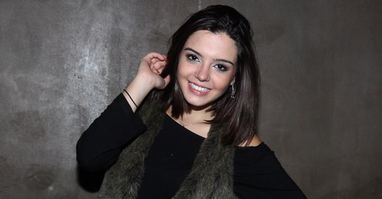 Giovanna Lancellotti completa seus 19 anos com festa, amigos e show do Trio Ternura