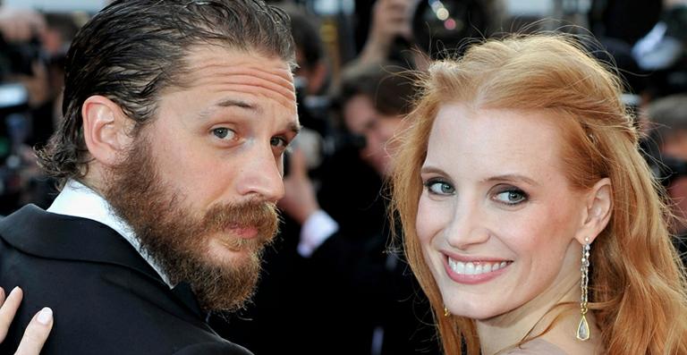 Cada vez mais barbudo, Tom Hardy desfila em Cannes com Jessica Chastain
