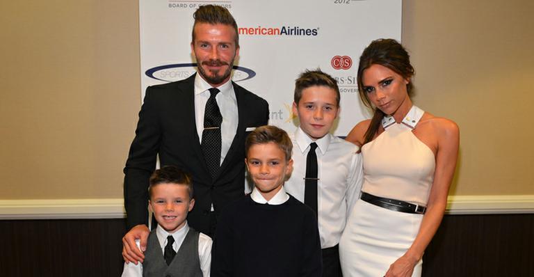 Sem a pequena Harper Seven, família Beckham brilha em evento beneficente