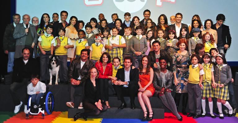 Elenco se reúne para a estreia de Carrossel