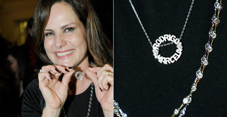 Renata Ceribelli mostra cordão com nome dos filhos gêmeos