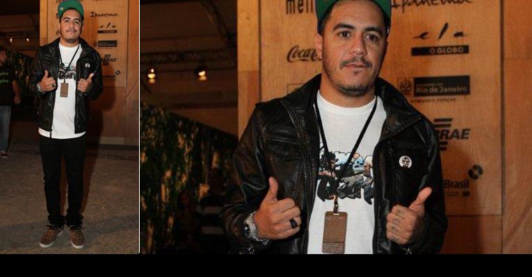 Marcelo D2 usa tênis de oncinha no Fashion Rio