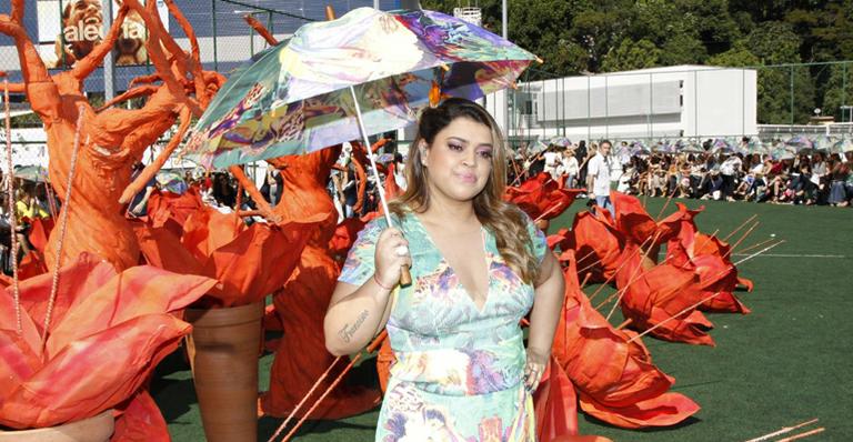 Preta Gil canta em desfile na Rocinha e declara: ‘Já me sinto um padrão de beleza’