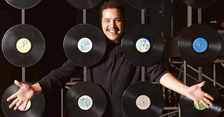 Gravações da novela ‘Salve Jorge’ fazem Tiago Abravanel revezar papel no musical ‘Tim Maia’