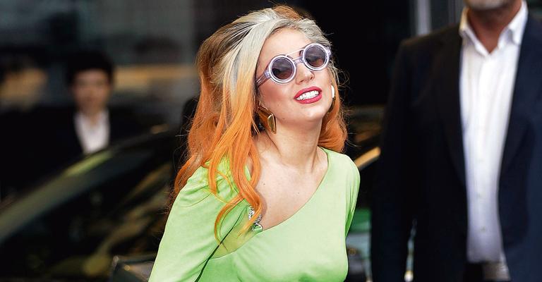 Lady Gaga surge em look verde-limão em Taiwan
