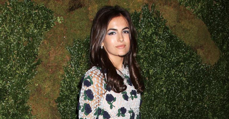 Camilla Belle atrai atenção por modelito de crochê em Nova York