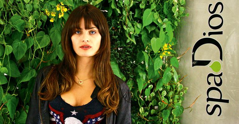 Isabeli Fontana exibe novo corte de cabelo em franjinha
