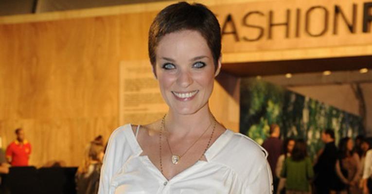 Bruna Di Tullio confessa que seu estilo ficou mais moderno depois de ter raspado os cabelos