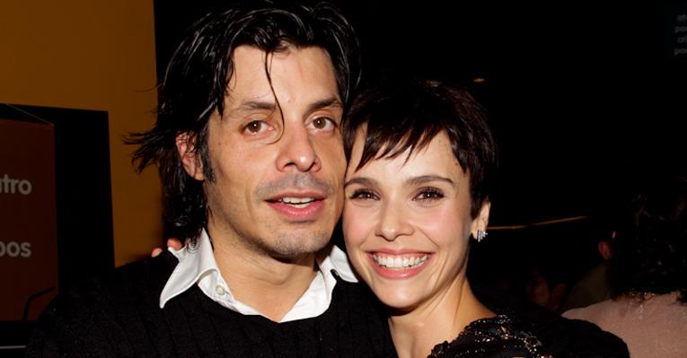Débora Falabella aplaude o namorado Daniel Alvim em pré-estreia no teatro