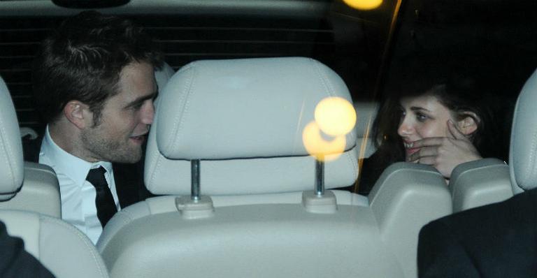 O casal de atores Robert Pattinson e Kristen Stewart se encontra em Cannes