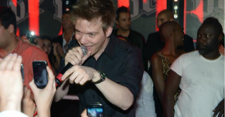Michel Teló canta em festa vip em Cannes