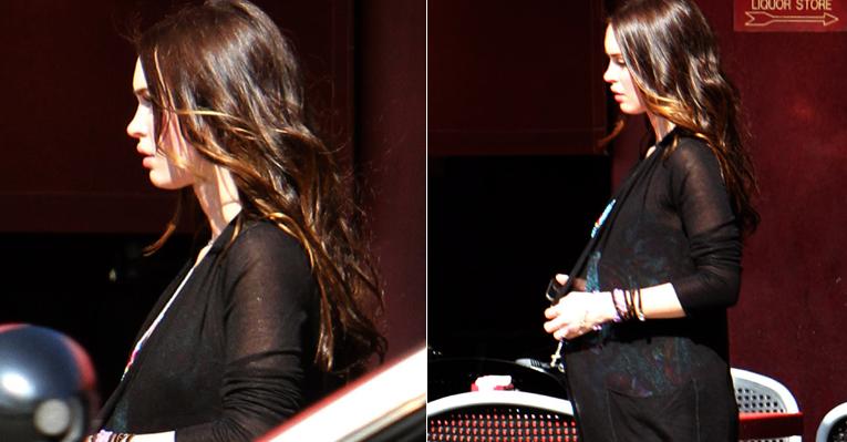 Megan Fox deixa barriguinha de grávida à mostra