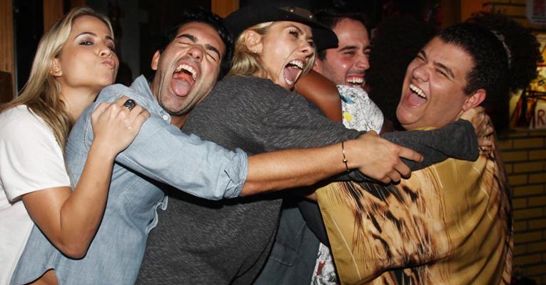 Adriane Galisteu e equipe do ‘Muito +’ celebram aniversário de Lysandro Kapila