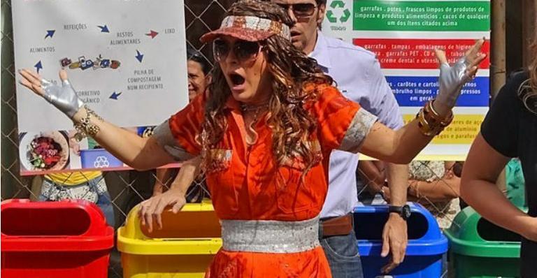 Vestida de gari, Chayene se suja toda