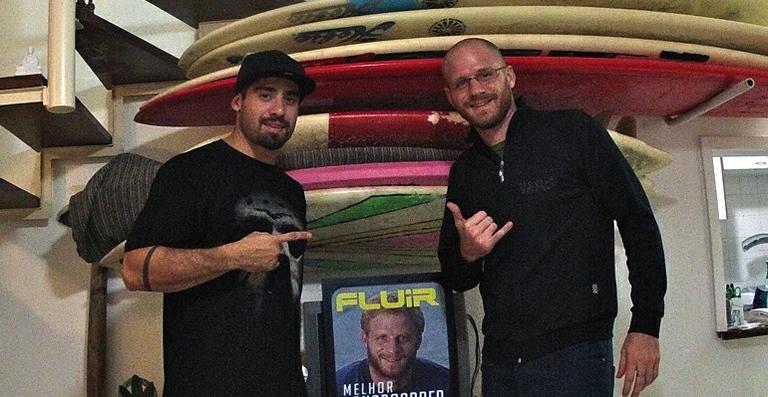 Ex-BBB Yuri posa com tri-campeão de surfe