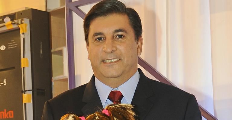 Carlos Nascimento faz cirurgia no nariz e passa bem