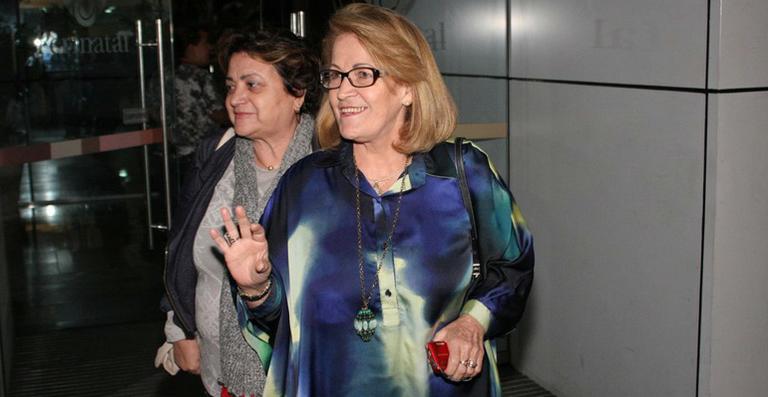 Dona Angelina, mãe de Angélica, visita Grazi Massafera na maternidade