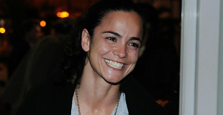 De férias em São Paulo, Alice Braga quer fazer aulas de canto e de circo
