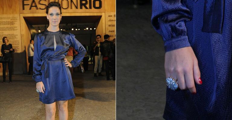 Adriana Birolli usa anel de R$ 80 mil no Fashion Rio