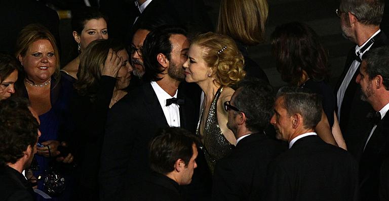 Nicole Kidman e Rodrigo Santoro trocam ‘segredinhos’ no tapete vermelho