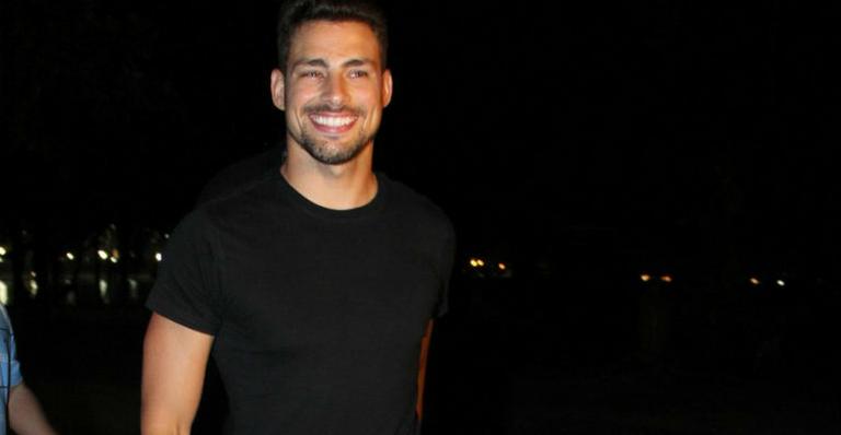 Cauã Reymond volta a gravar ‘Avenida Brasil’ após nascimento da filha