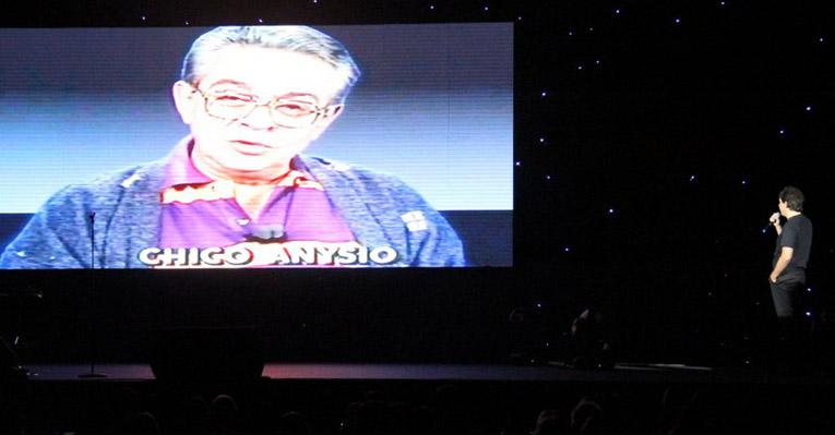 Tom Cavalcante homenageia Chico Anysio em show