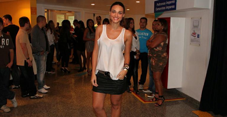 Débora Nascimento confere show de Sorriso Maroto e curte o tema de Tessália