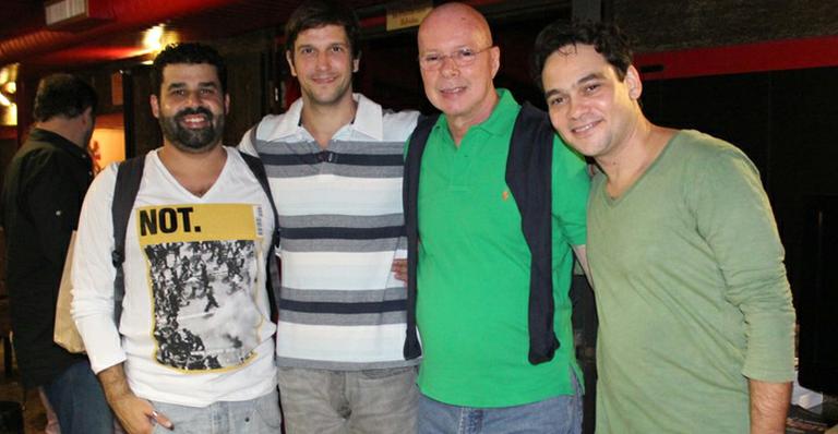 Gilberto Braga confere Vladimir Brichta no teatro
