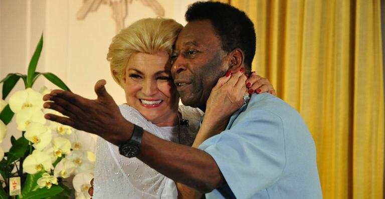 Hebe Camargo recebe Pelé em sua casa na capital paulista