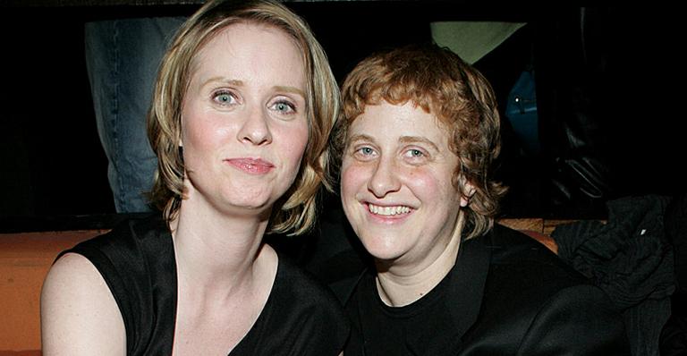Após 8 anos de relacionamento, Cynthia Nixon se casa com a companheira Christine Marinoni