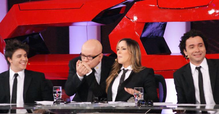 Claudia Leitte ocupa o lugar de Marcelo Tas na bancada do ‘CQC’