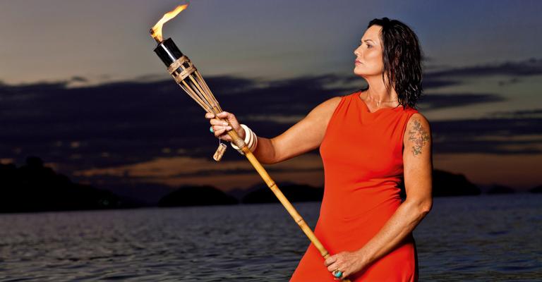 Na Ilha, Luiza Brunet reacende fogo da paixão