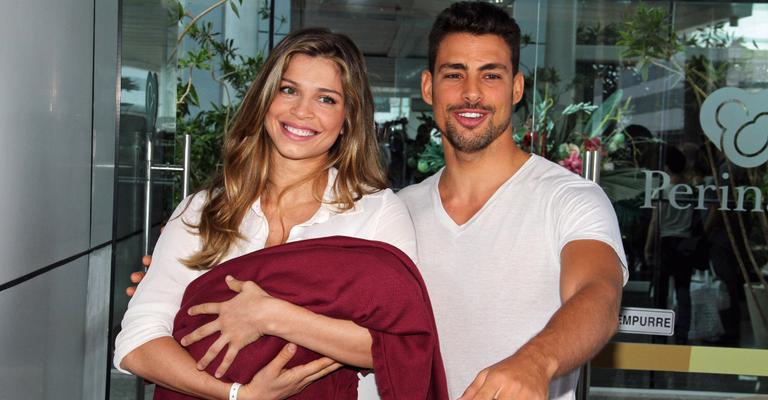 A alegria de Grazi e Cauã com o nascimento de Sofia