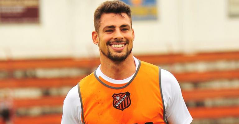 Jorginho descobre seu nome de batismo em ‘Avenida Brasil’