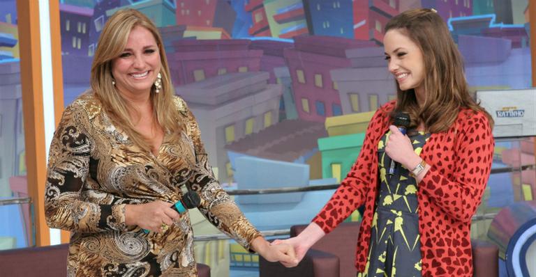 Intérpretes da professora Helena, Gabriela Rivero e Rosanne Mulholland se encontram pela primeira vez