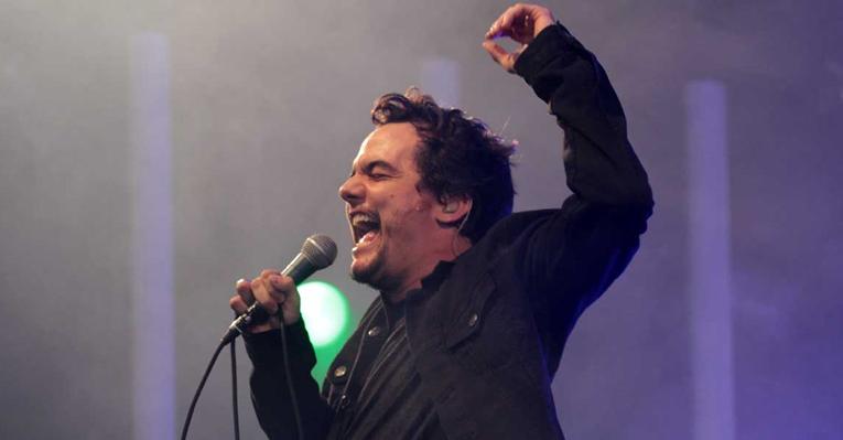 “Essa banda mudou a minha vida”, diz Wagner Moura no tributo a Legião Urbana
